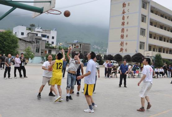雷波民族中學地址在哪里？