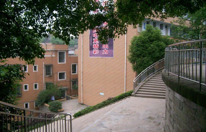 江安縣第四中學的現(xiàn)任校長是誰？
