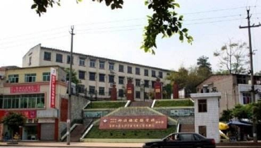 資陽外國語學(xué)校環(huán)境、教學(xué)設(shè)施好不好？