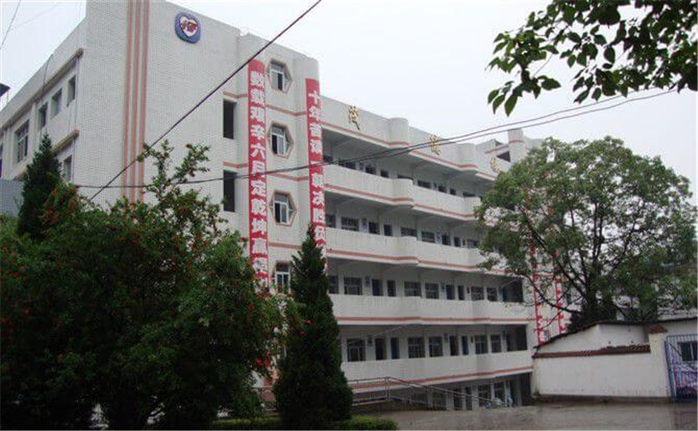 平昌中學(xué)學(xué)校詳細(xì)地址在什么地方？