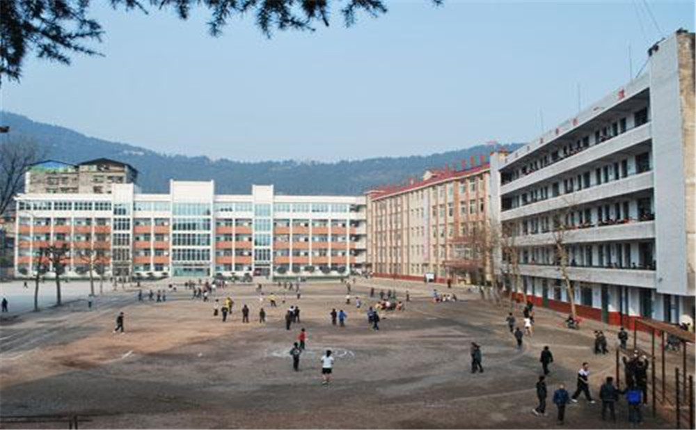 平昌縣第二中學(xué)學(xué)校環(huán)境怎么樣？