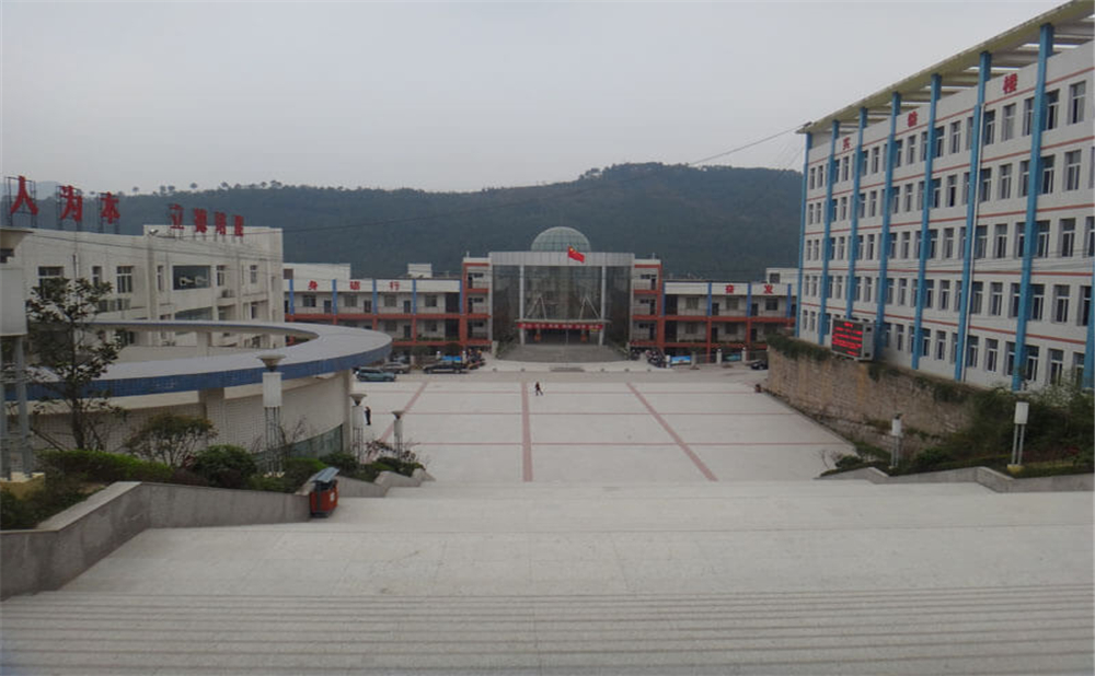 通江縣第二中學(xué)學(xué)校詳細地址在什么地方？