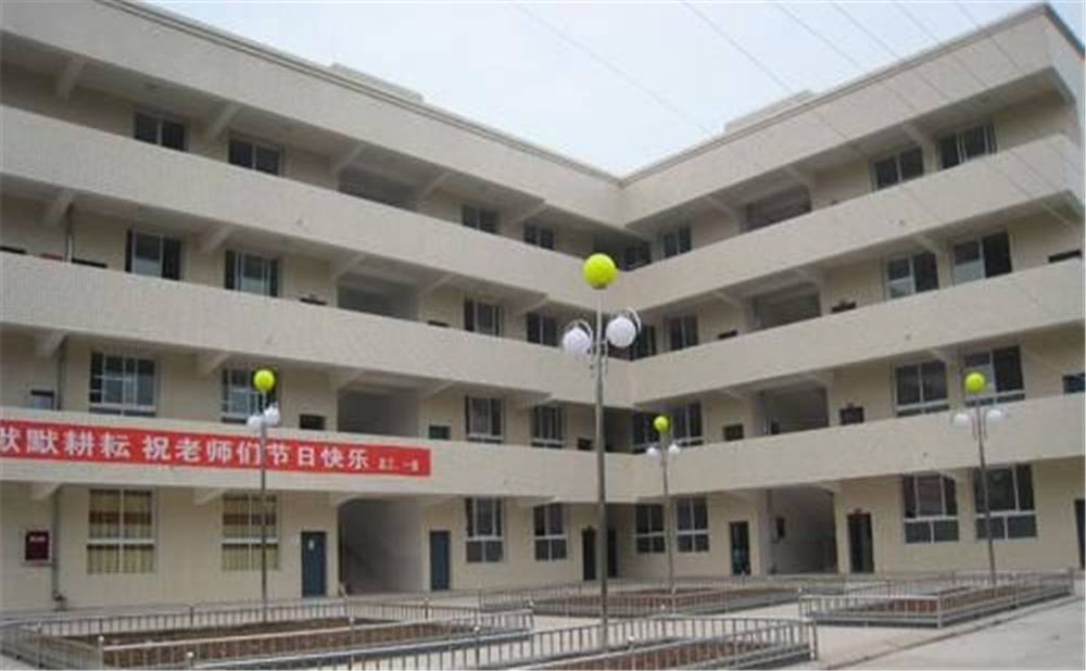 奇章中學(xué)學(xué)校環(huán)境如何？