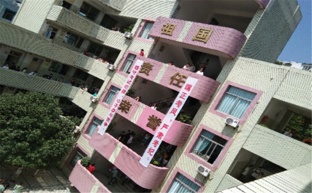 內(nèi)江市翔龍中學(xué)2020年學(xué)校學(xué)費(fèi)多少錢(qián)一年？