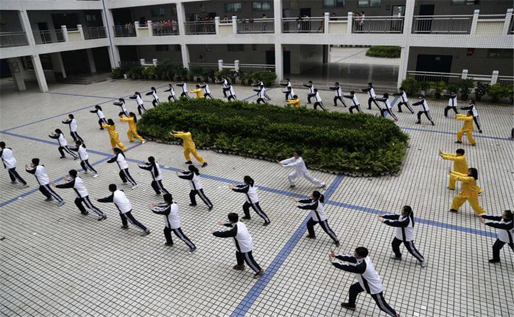 高坪中學(xué)2020年學(xué)校學(xué)費(fèi)多少錢一年？
