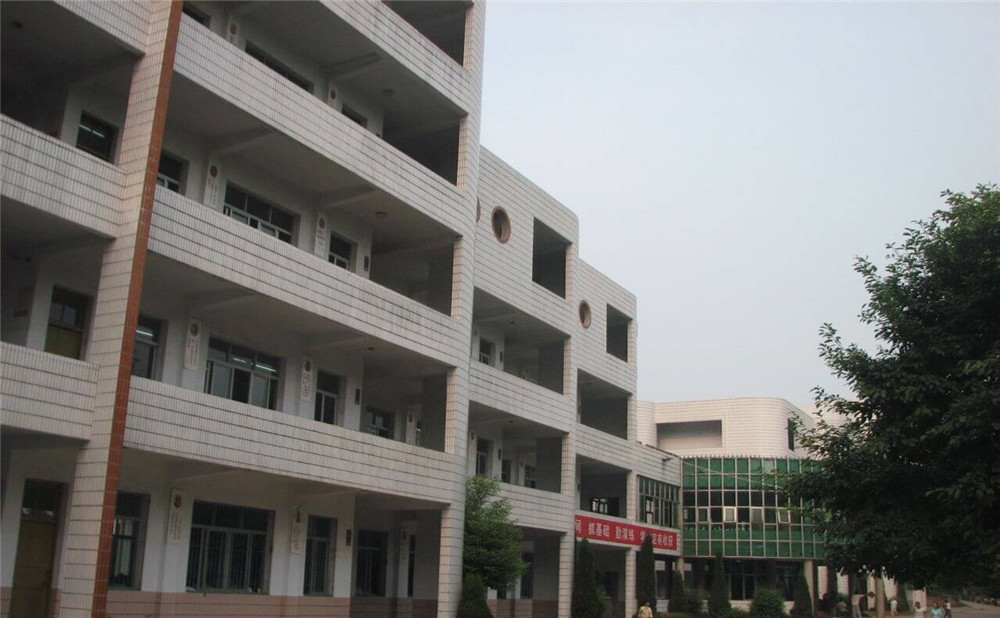 岳池中學(xué)的環(huán)境怎么樣？