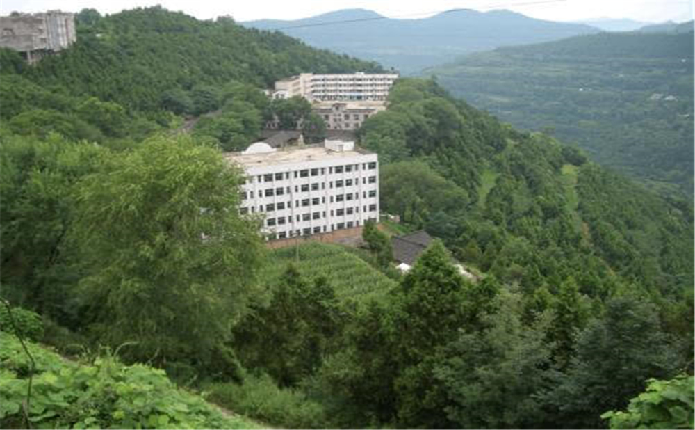 閬中市二龍中學(xué)學(xué)校詳細(xì)地址在什么地方？