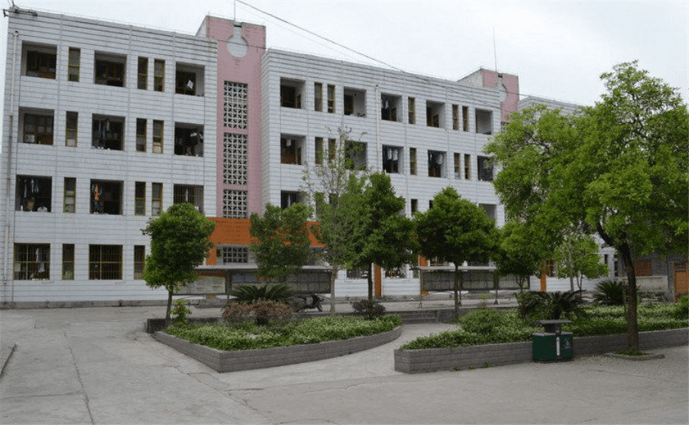 閬中市柏埡中學(xué)2020年學(xué)校學(xué)費多少錢一年？