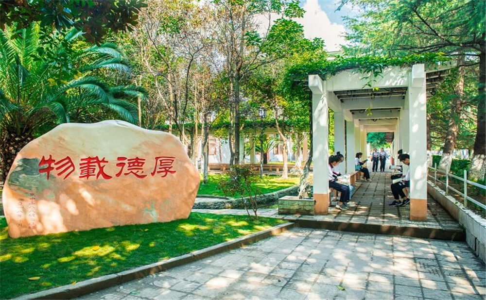 閬中東風(fēng)中學(xué)學(xué)校環(huán)境怎么樣？