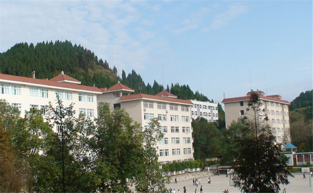 建興中學學校環(huán)境怎么樣？