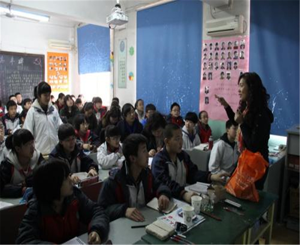 西昌市第四中學2020年學校學費多少錢一年？