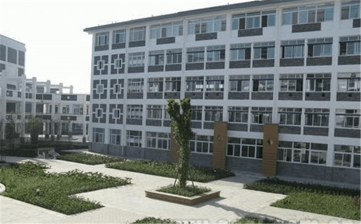 都江堰中學(xué)每年的學(xué)費是多少錢？