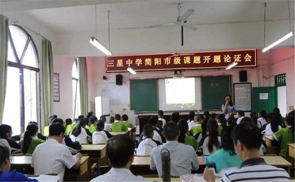 三星中學(xué)每年的學(xué)費(fèi)是多少？