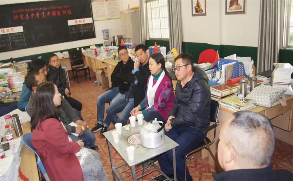 四川師范大學(xué)附屬中學(xué)外招生一年的學(xué)費(fèi)是多少？
