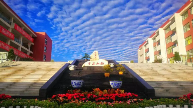 北京第二外國語學(xué)院成都附屬中學(xué)近三年的錄取分?jǐn)?shù)線？