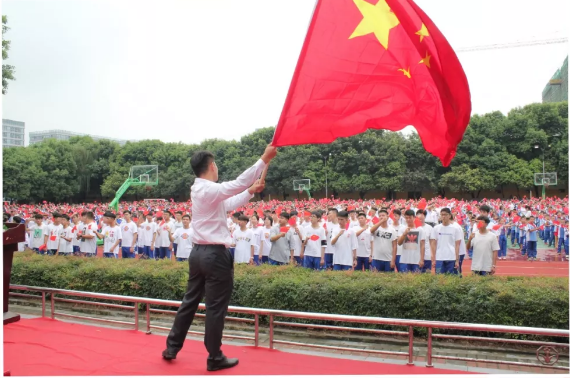 成都石室佳興外國(guó)語(yǔ)學(xué)校的學(xué)費(fèi)是多少？