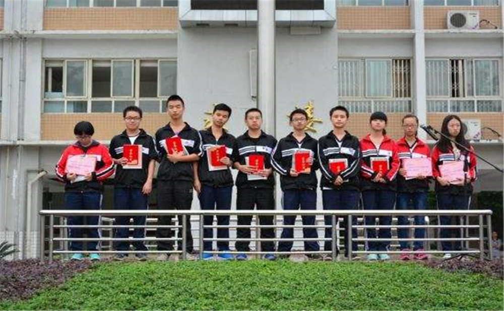 郫縣四中學(xué)費(fèi)是多少？