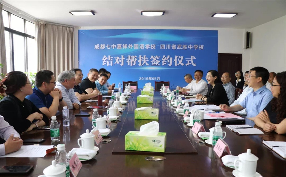 成都七中嘉祥外國語學(xué)校一年的學(xué)費(fèi)是多少？