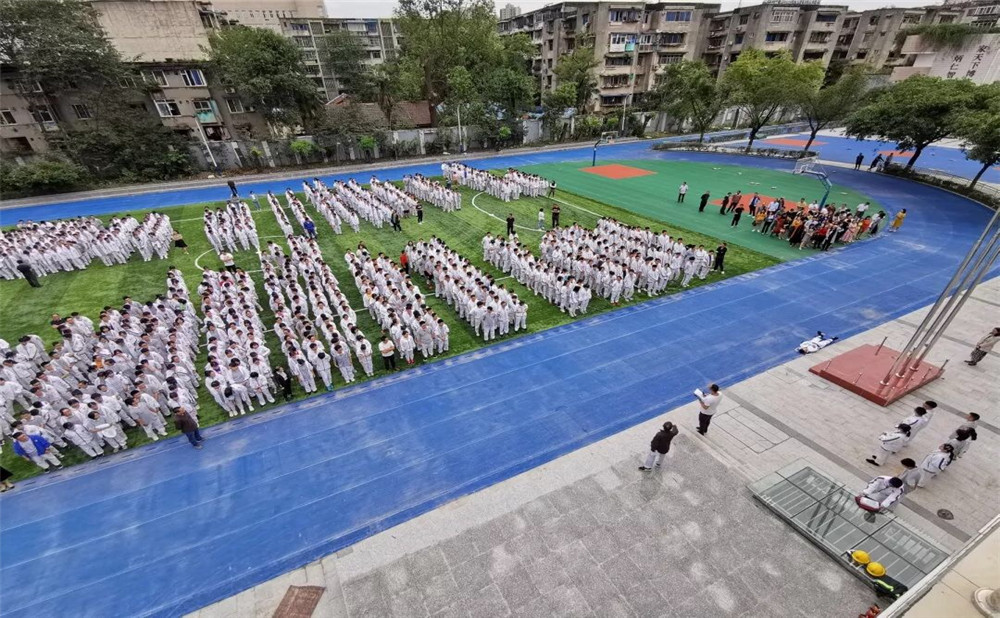 成都市田家炳中學(xué)一年學(xué)費是多少？