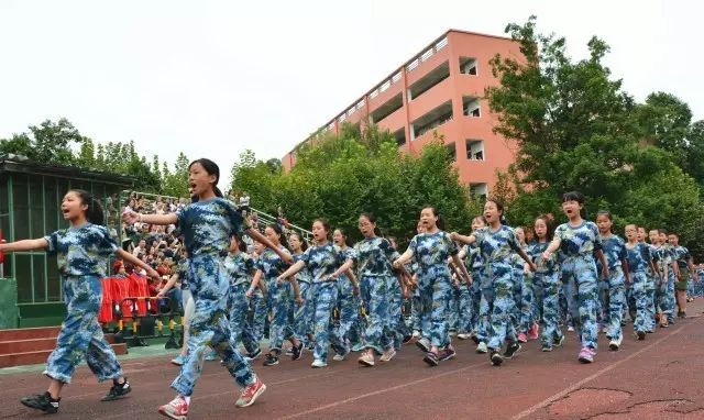 成都新世紀外國語學校高中一年的學費是多少？