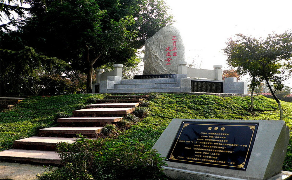 成都市龍泉中學(xué)的本科升學(xué)率是多少？