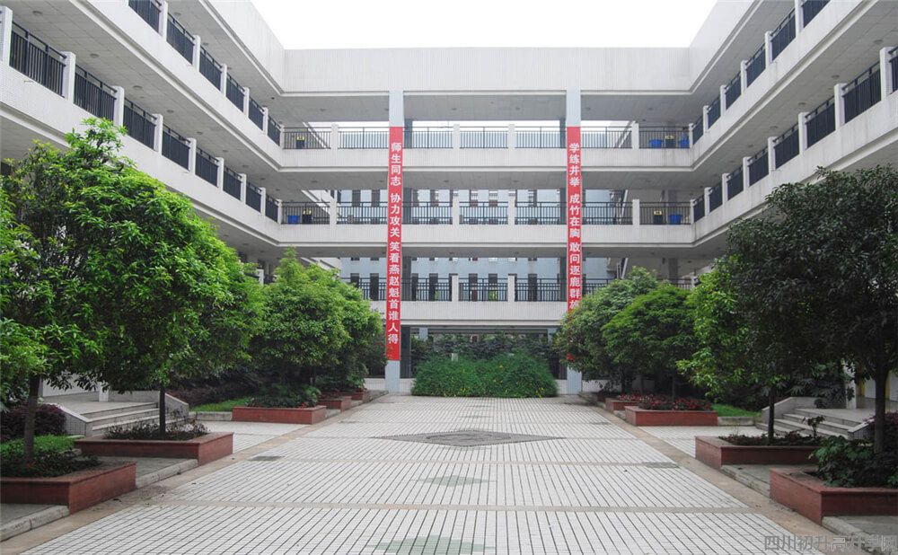 香城中學(xué)高中一年的學(xué)費(fèi)多少錢？