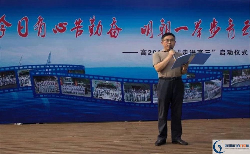 成都市田家炳中學(xué)的學(xué)費(fèi)收費(fèi)標(biāo)準(zhǔn)是多少？