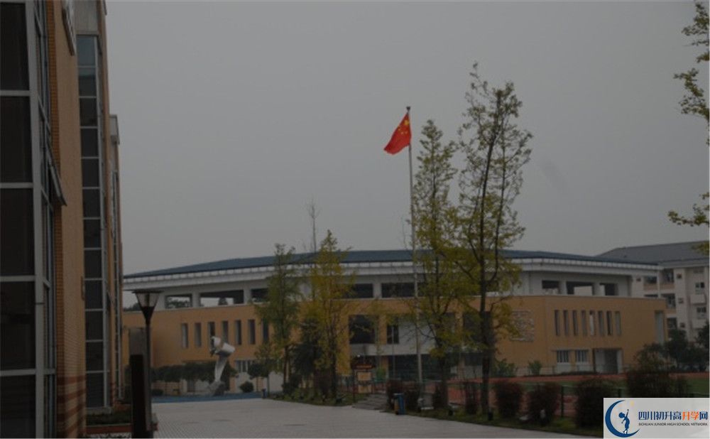 八一聚源高級中學(xué)的學(xué)費收費標(biāo)準(zhǔn)是多少？