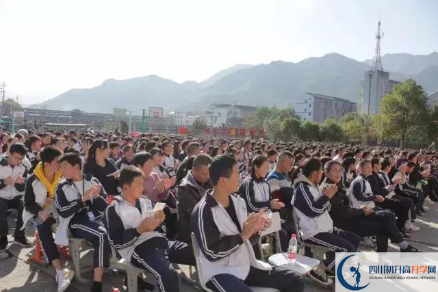 安仁中學的學費收費標準是什么？