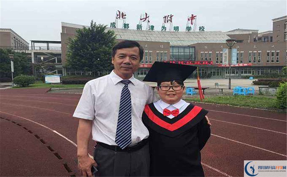 北大附中成都新津?yàn)槊鲗W(xué)校的學(xué)費(fèi)大概是多少？
