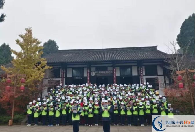 成都教科院附屬學(xué)校一年的學(xué)費是多少？