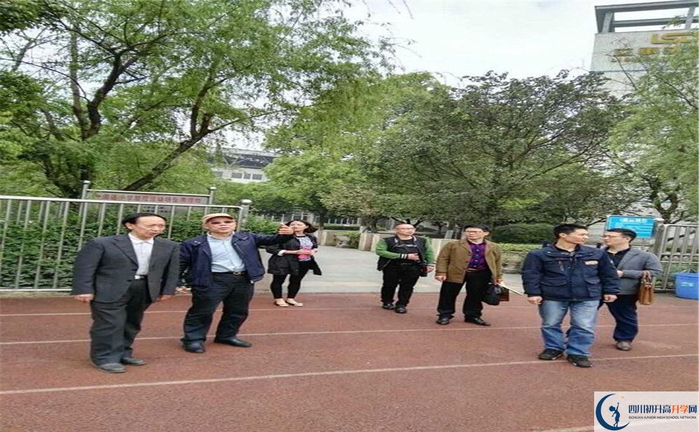 成都嘉祥外國(guó)語(yǔ)學(xué)校一年的學(xué)費(fèi)是多少？