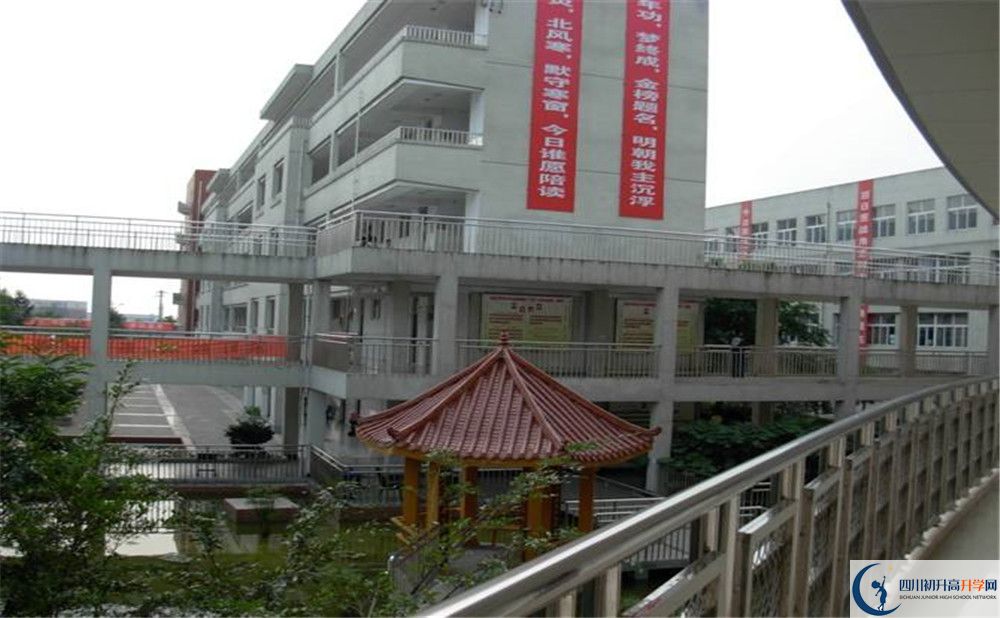 中考成都市龍泉中學(xué)的招生分?jǐn)?shù)線是多少？