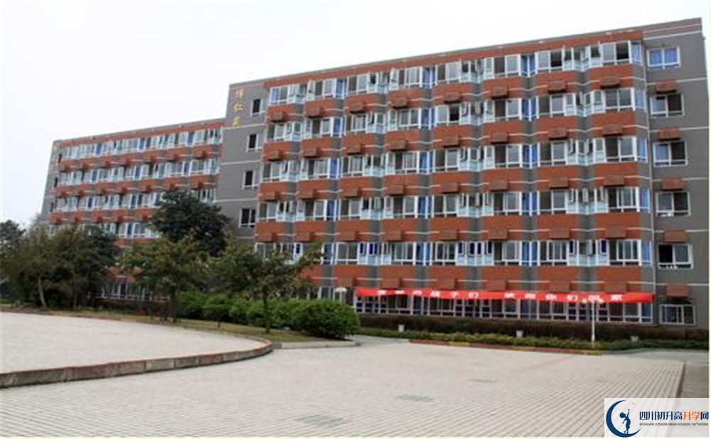 四川師范大學(xué)附屬中學(xué)一學(xué)期的學(xué)費是多少？