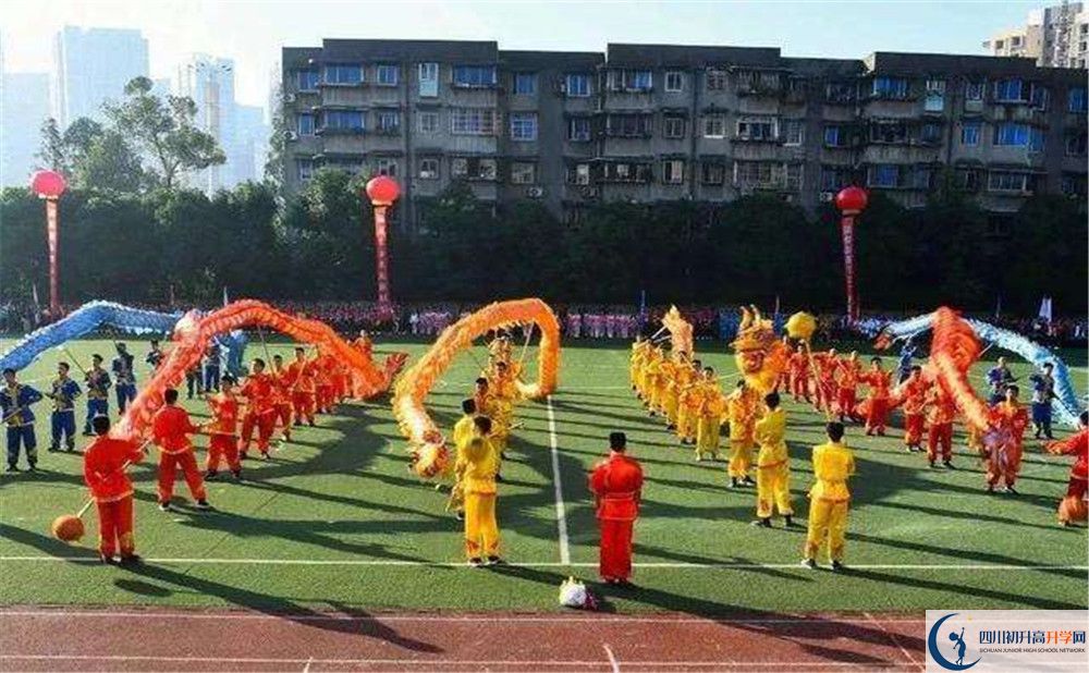 成都七中八一學(xué)校一學(xué)期的學(xué)費(fèi)是多少？