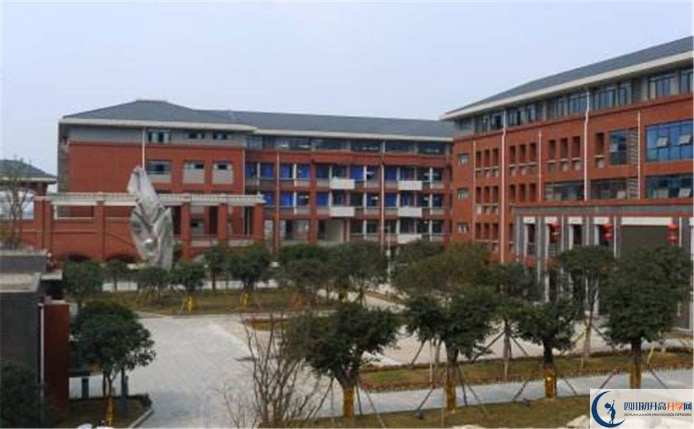 成都七中萬達學(xué)校一學(xué)期的學(xué)費是多少？