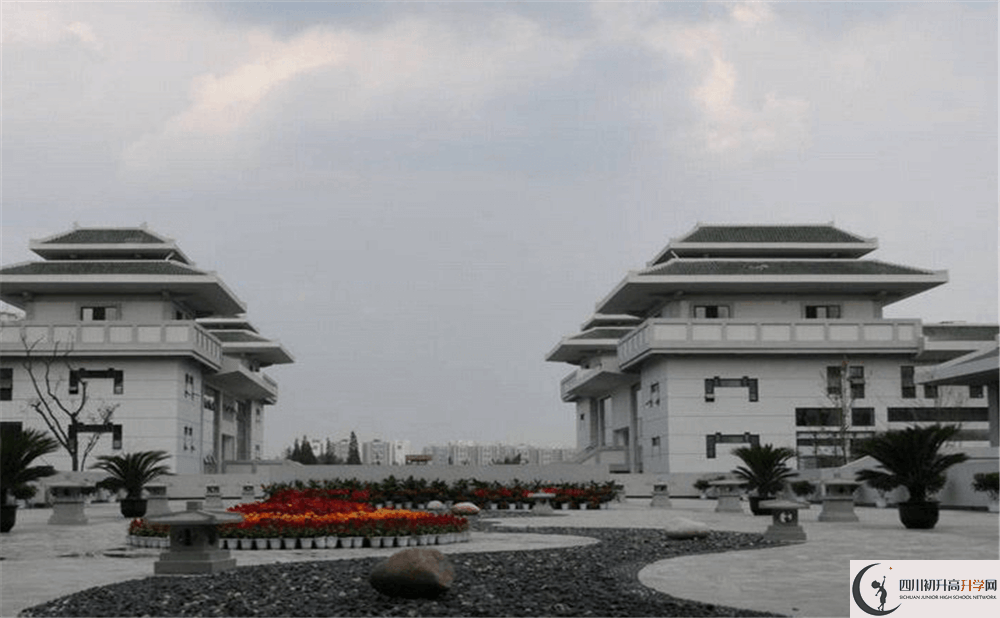 成都石室中學(xué)北湖校區(qū)一學(xué)期的學(xué)費(fèi)是多少錢(qián)？