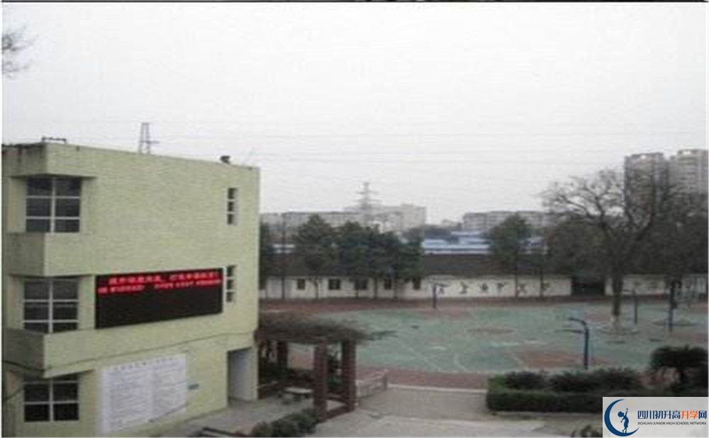 成都市第三十三中學(xué)一學(xué)期的學(xué)費(fèi)是多少？