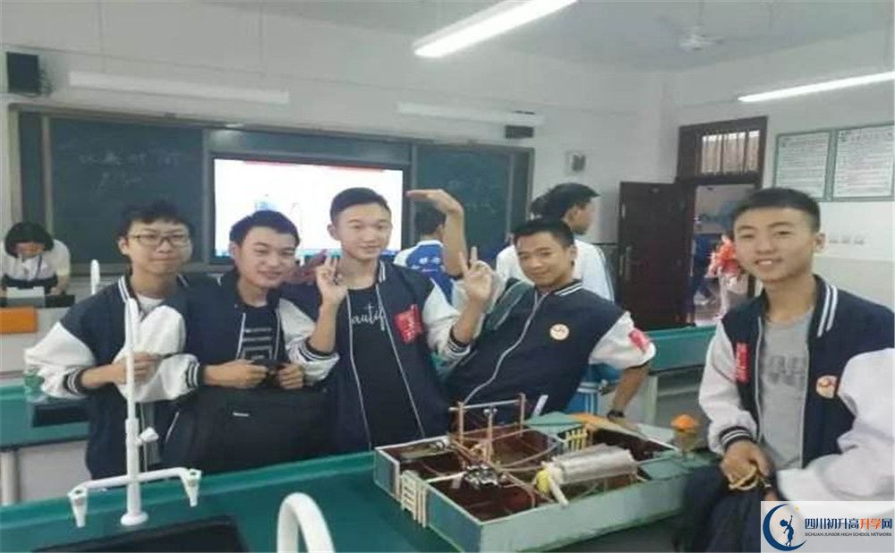 賈家中學(xué)一學(xué)期的學(xué)費是多少？
