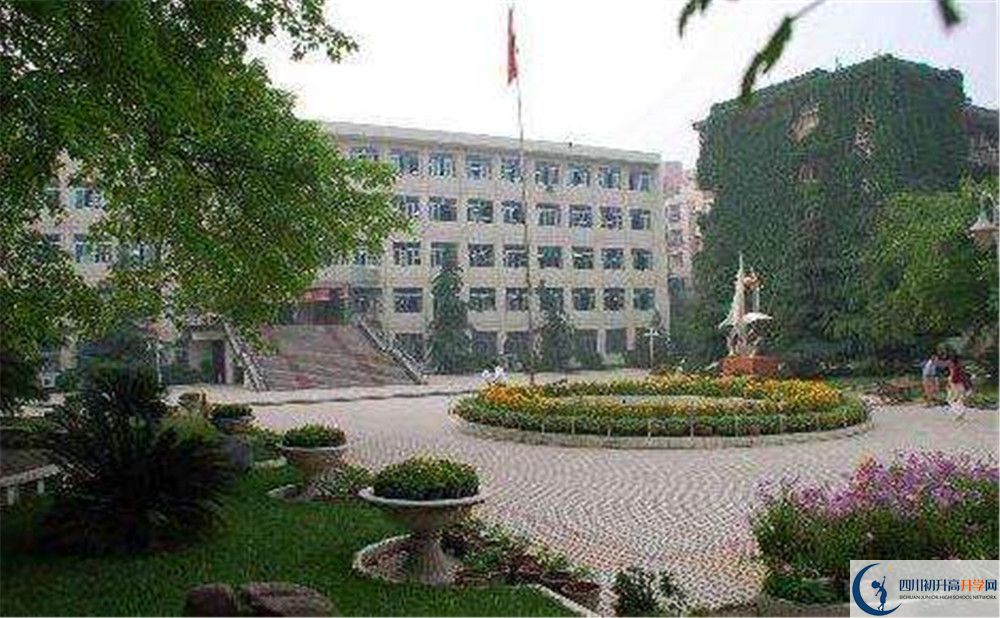簡陽中學(xué)一學(xué)期的學(xué)費(fèi)是多少？