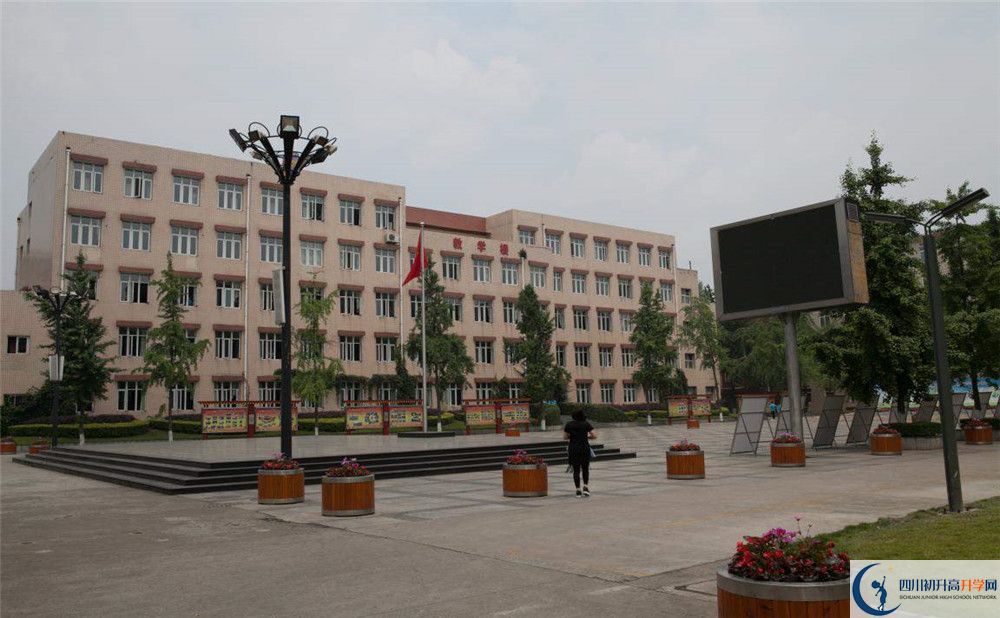 考成都西藏中學(xué)的分?jǐn)?shù)線是多少？