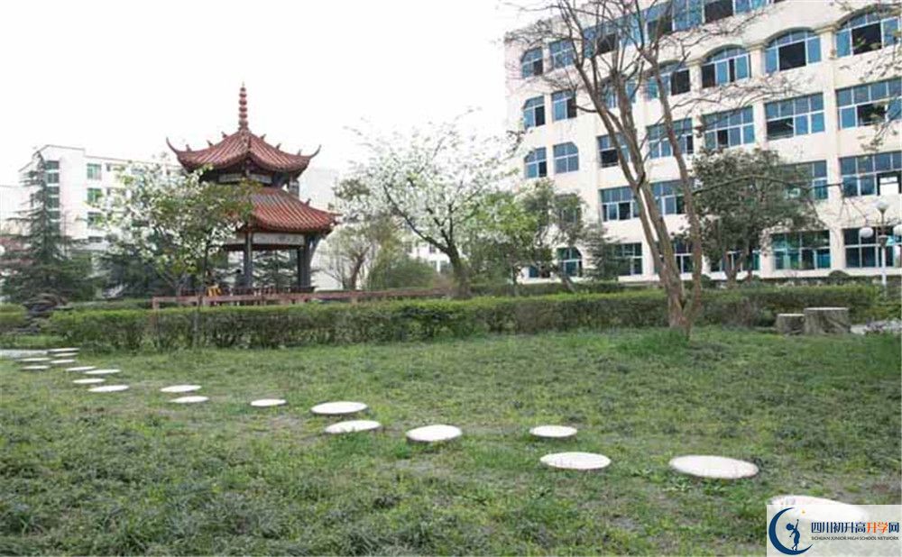 考都江堰外國語實(shí)驗(yàn)學(xué)校的分?jǐn)?shù)線是多少？