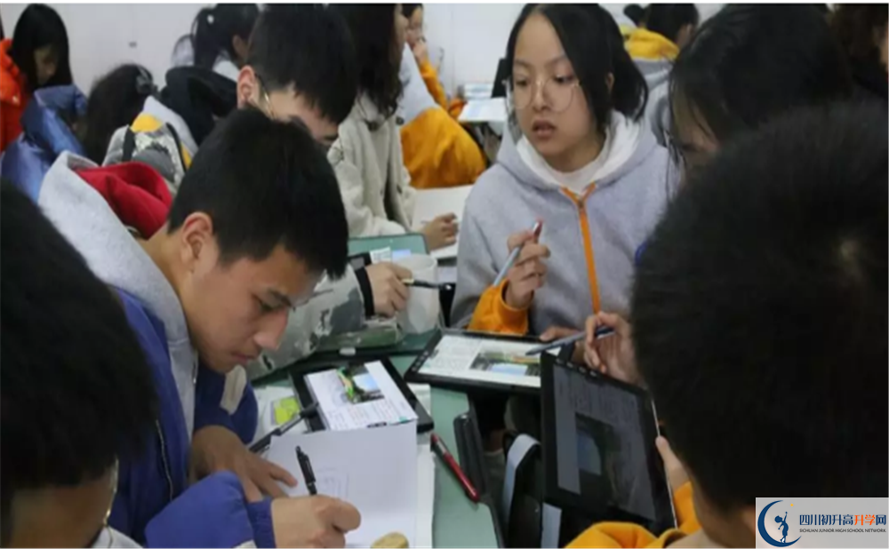 洛帶中學(xué)的學(xué)費一期是多少？