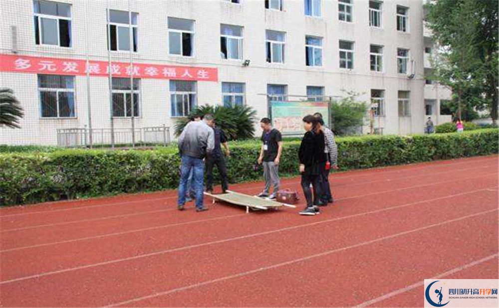 近幾年洛帶中學高中錄取的分數(shù)線是多少？