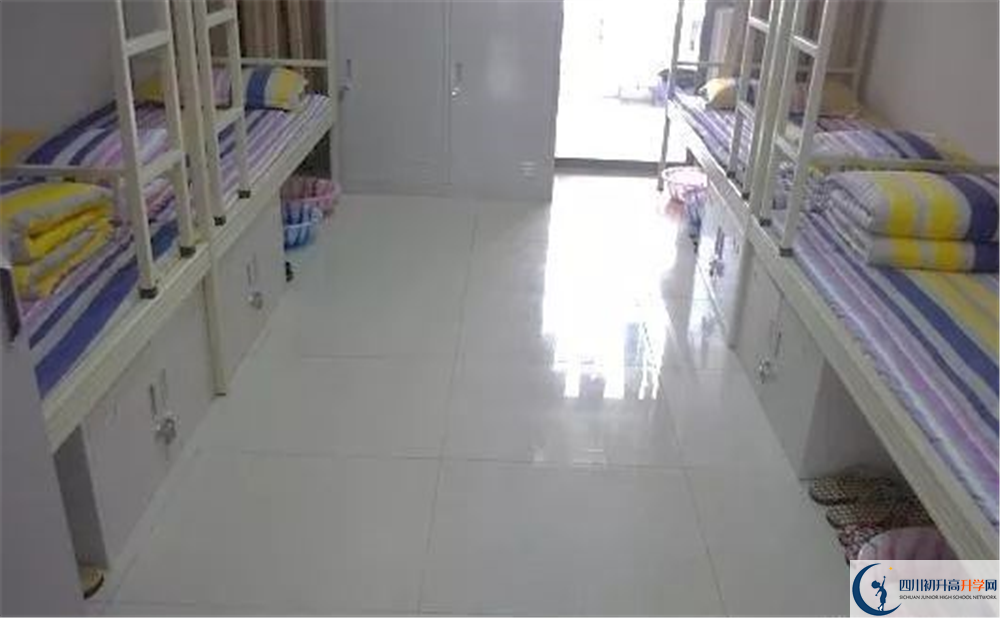 成都市第三中學(xué)住宿費(fèi)用是多少？