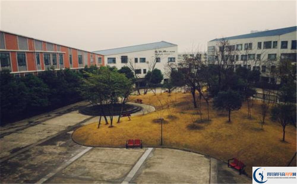 成都實驗外國語學校（西區(qū)）高一多久放一次假？