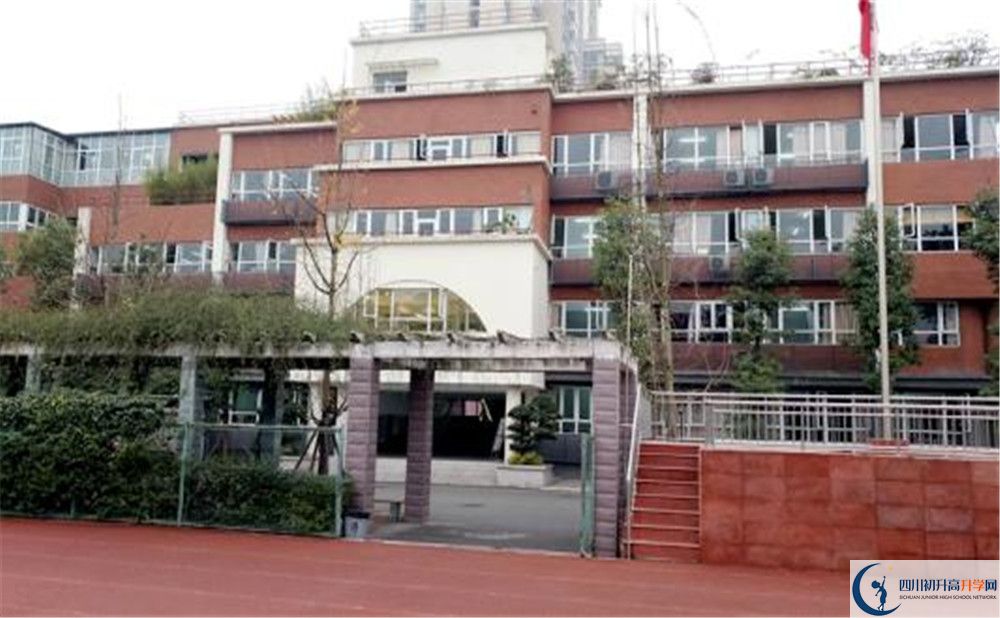 成都七中八一學校的住宿費用是多少？