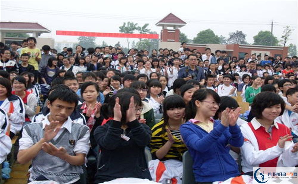 敖平中學(xué)住宿費(fèi)用是多少錢(qián)？