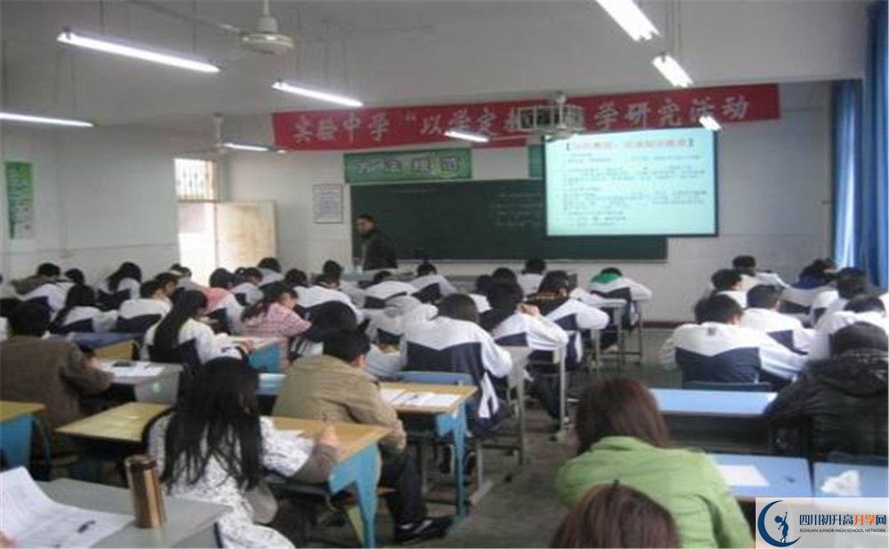 大邑縣實驗中學(xué)住宿費用是多少錢？