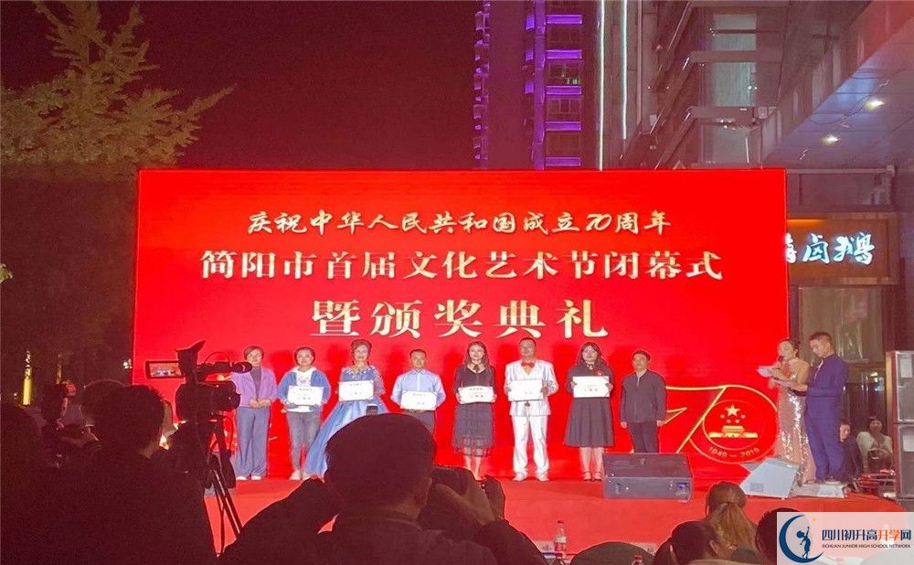 石橋中學(xué)高一多久放一次假？					